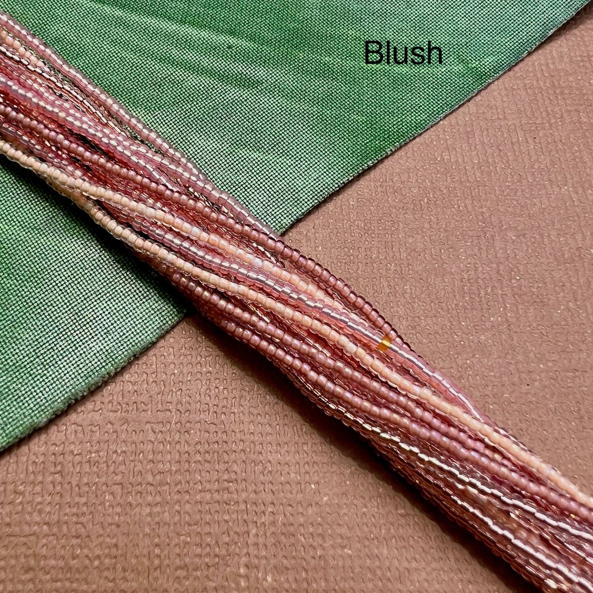 Bead Goes On – Colar com missangas/pérolas por atacado – Colares Grossos de Missangas de Múltiplas Fios - Fecho de Botão de Lótus3