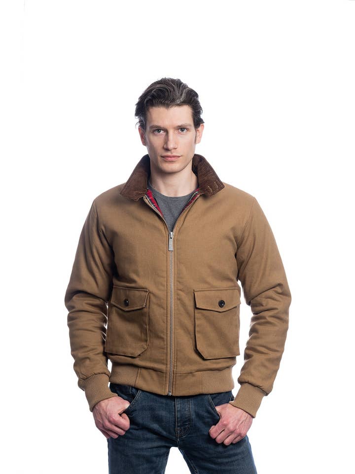 Camelfärgad quiltad jacka i återvunnen bomullscanvas för wholesale av HARRINGTON®