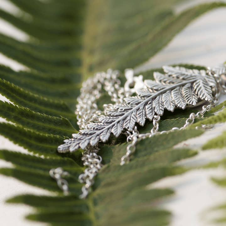 Justine Brooks Design - Vendita all'ingrosso Piante artificiali - Ciondolo Felce Fiddlehead3