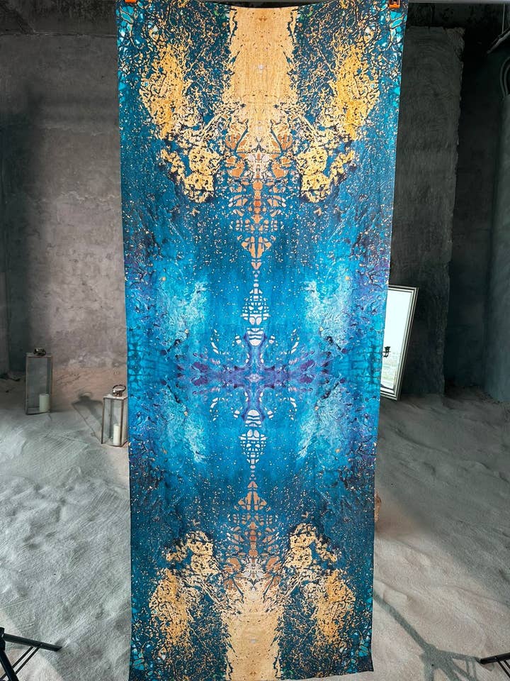 Écharpe en lin Blue Sunshine pour la vente par Mona Fares