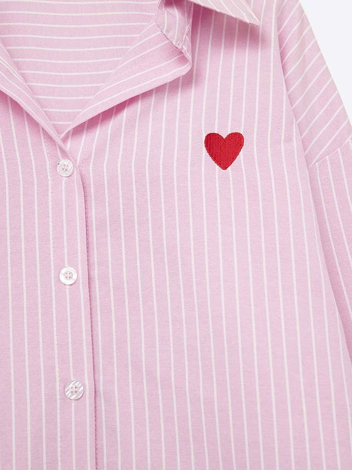ROSA Camisa de rayas rosas con bordado de corazón rojo de venta al por mayor en Faire7