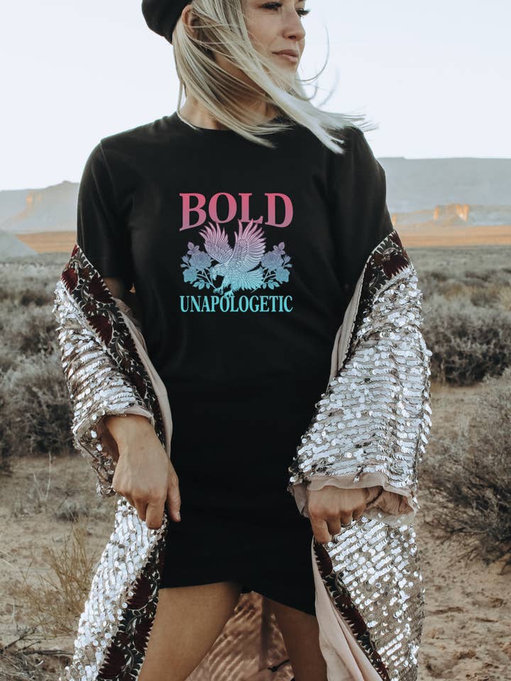 Bold and Unapologetic T-shirt met losse pasvorm voor wholesale door Yoga Bitch Apparel