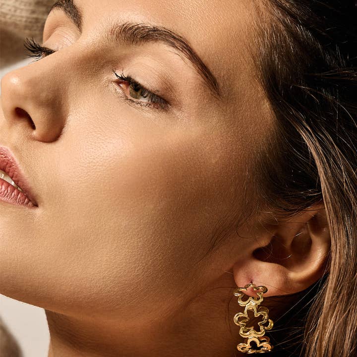 BELLISSIMA BIJOUX - Wholesale Hoop Earrings - Gold Stainless Steel Clover Hoop Earrings0