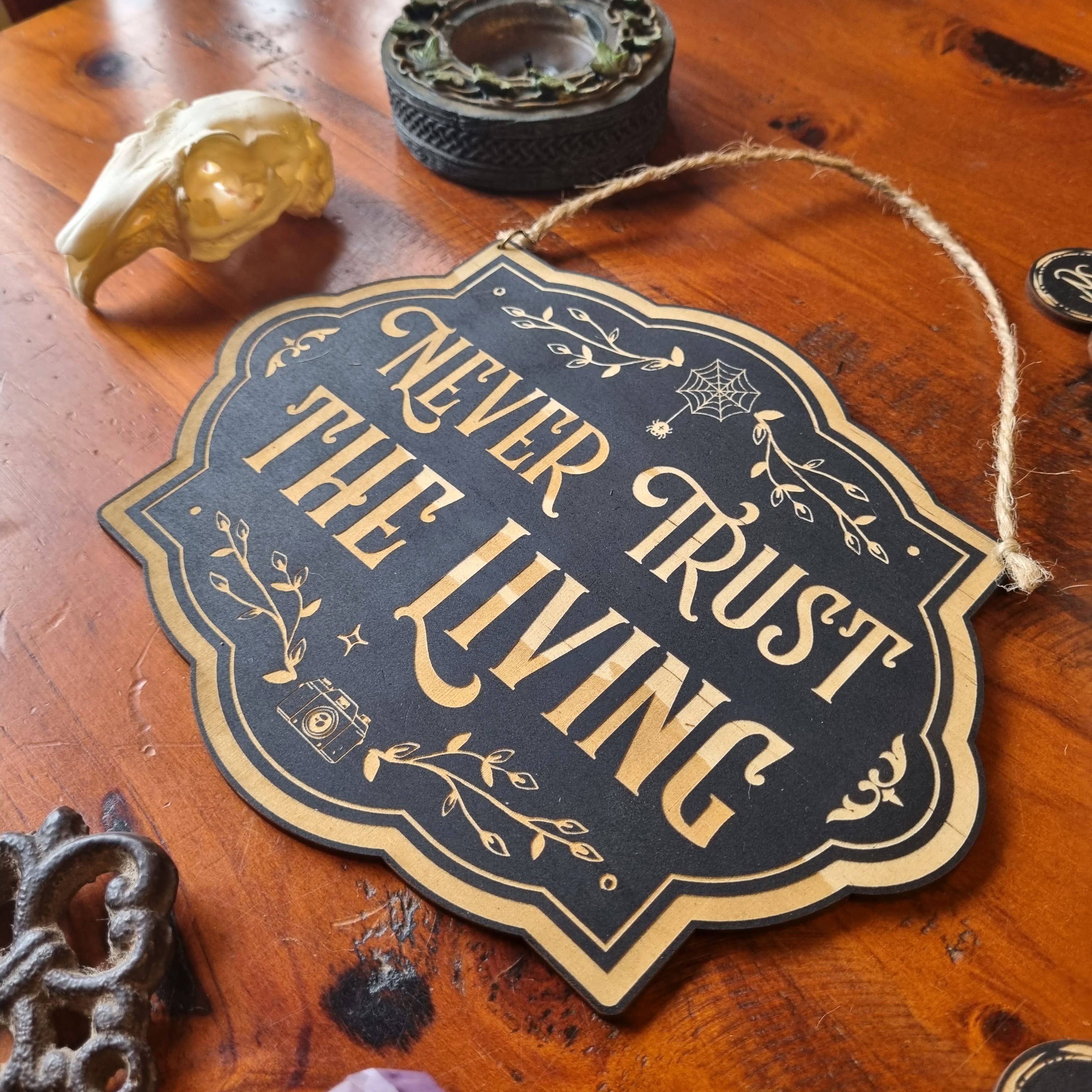 Yiska Designs - Vente Pancarte - Panneau « Never Trust the Living »2