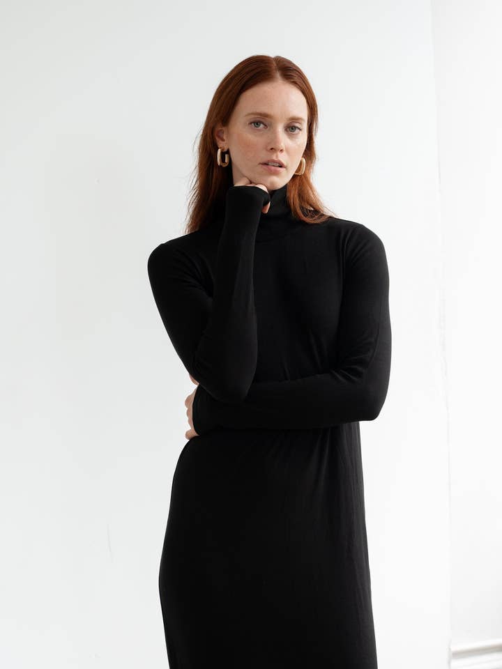 Robe maxi à col roulé côtelée pour la vente par Recollection Brand