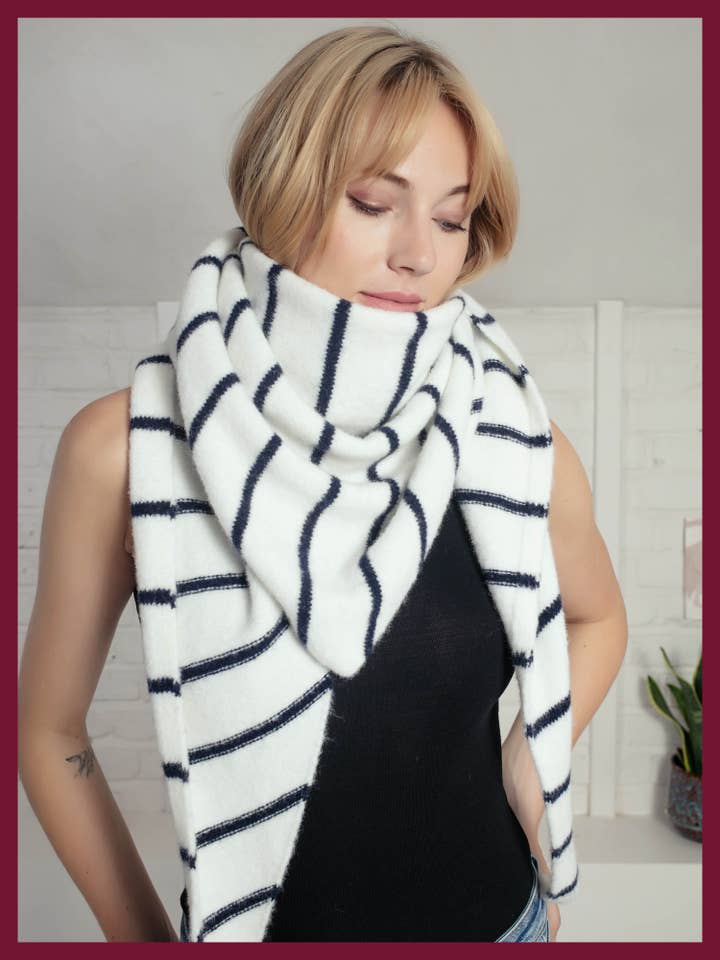 Foulard triangulaire tricoté Edwina - Rayure marine pour la vente par NOOKI DESIGN LTD