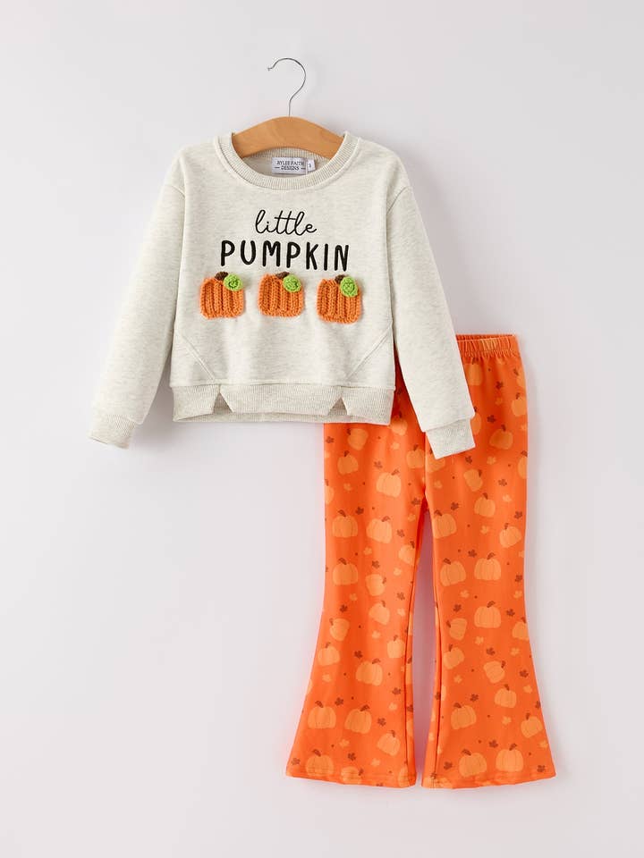 Conjunto de niñas con parches de chenilla de calabaza bordados "Pequeña CALABAZA" de Acción de Gracias de otoño para venta al por mayor de Rylee Faith Designs