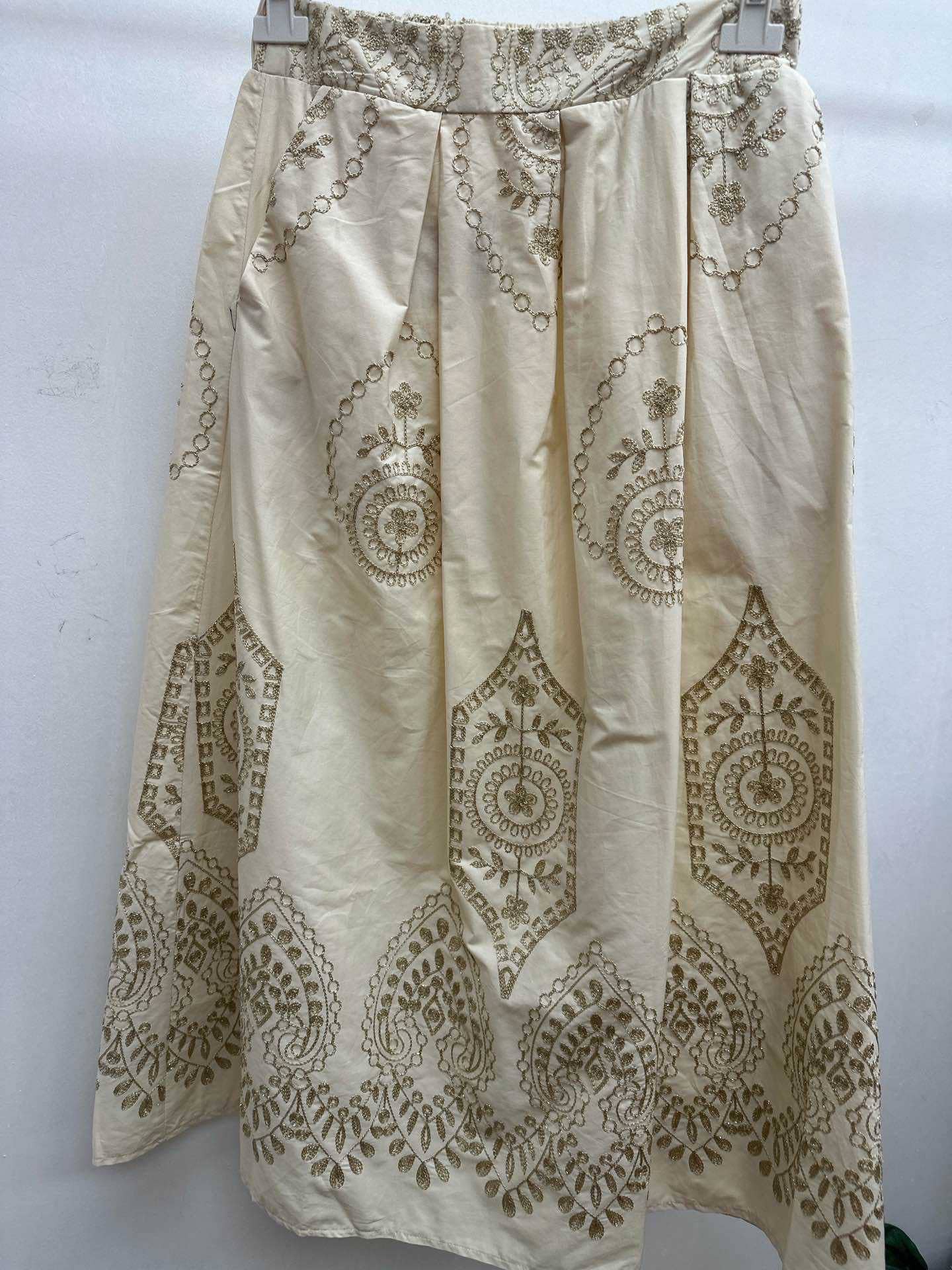 SWEET MAGIC MODA Y COMPLEMENTOS – Großhandel Rock – Damen – Bestickter Midi-Rock aus Baumwolle1