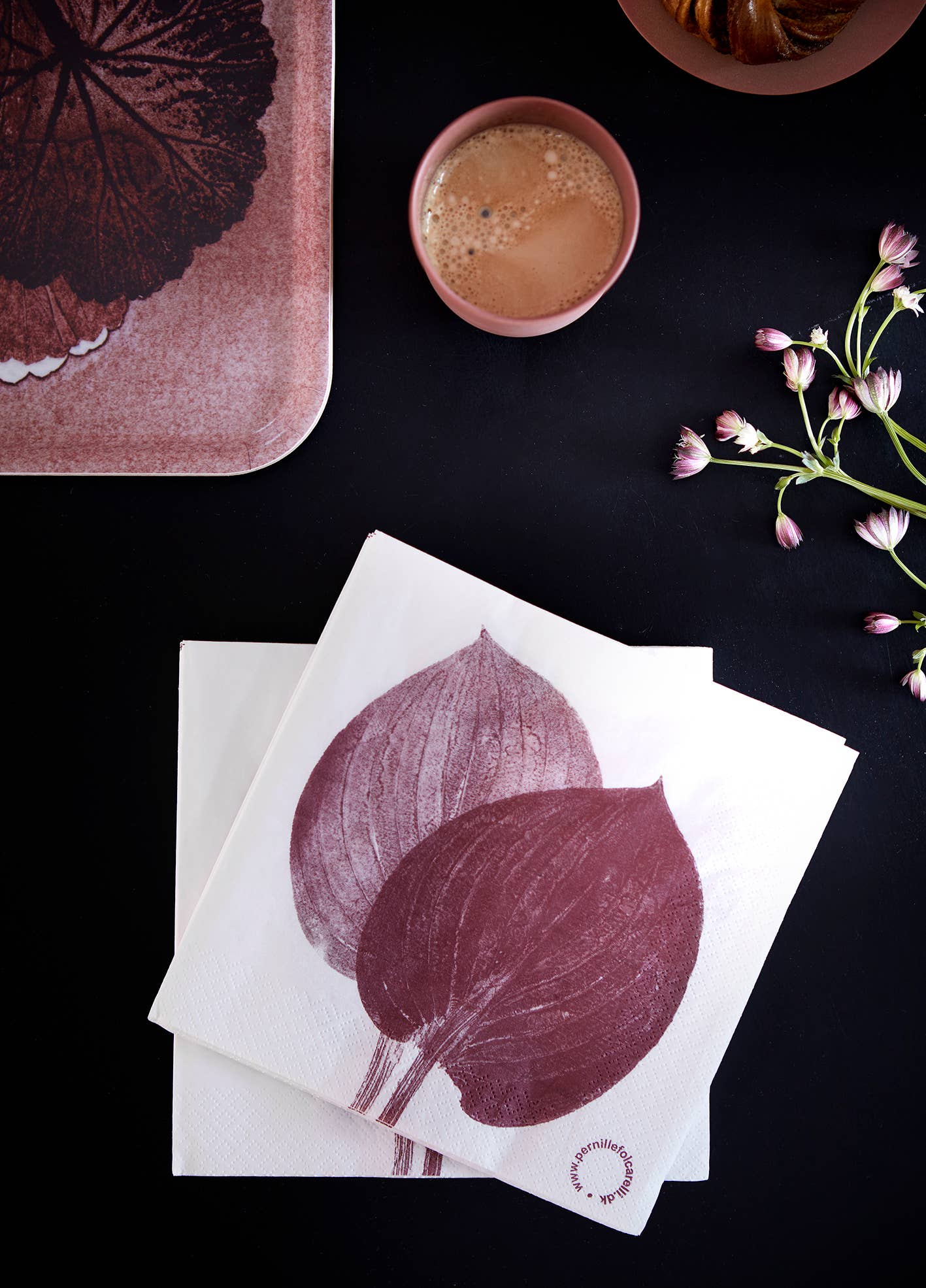 PERNILLE FOLCARELLI - Wholesale Wegwerpservet - Servetten diner - hosta bordeaux3