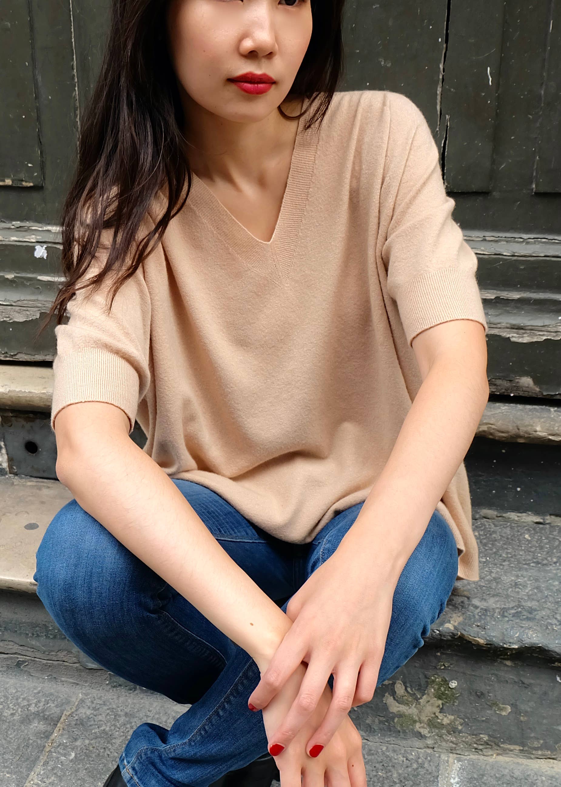 JULIA PARIS – wholesale Pullovertröja - Dam – Stickad tröja med korta ärmar och strukturerad V-ringning4