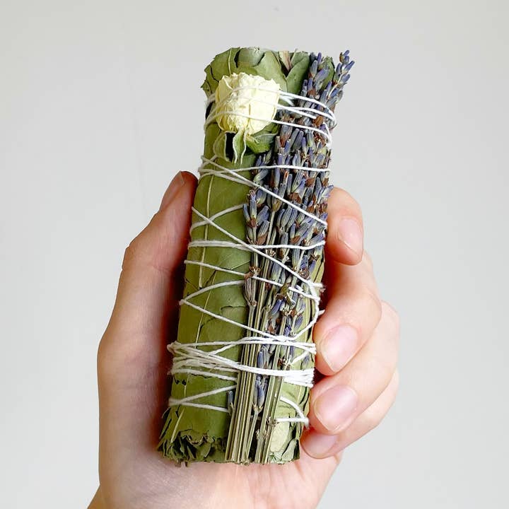 Liten lavendel- och eukalyptusbunt för wholesale av Catherine Rising