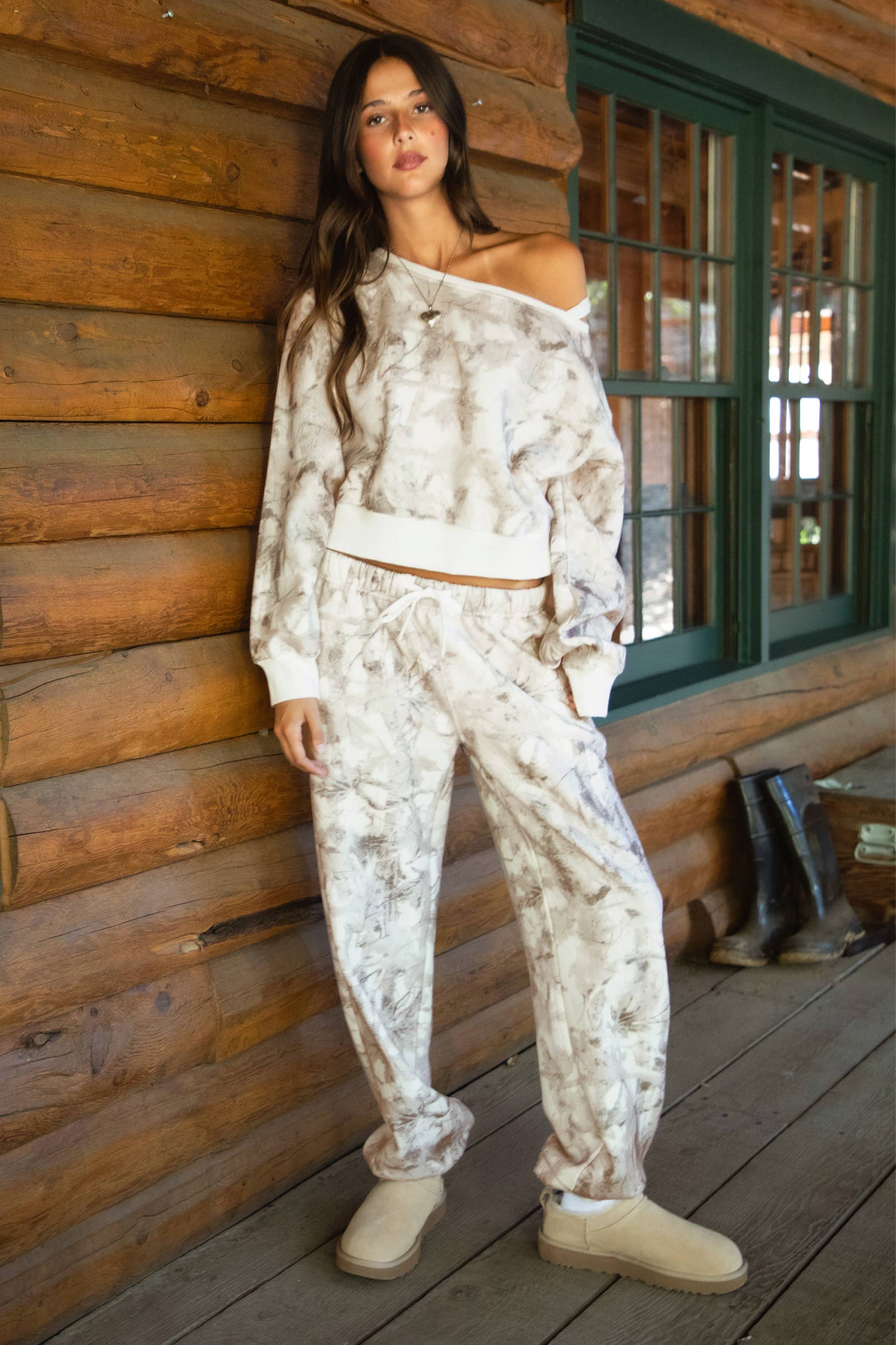 Licht Camo AVERY Licht Woodland Camo Off The Shoulder Fleece Sweater voor groothandel op Faire2