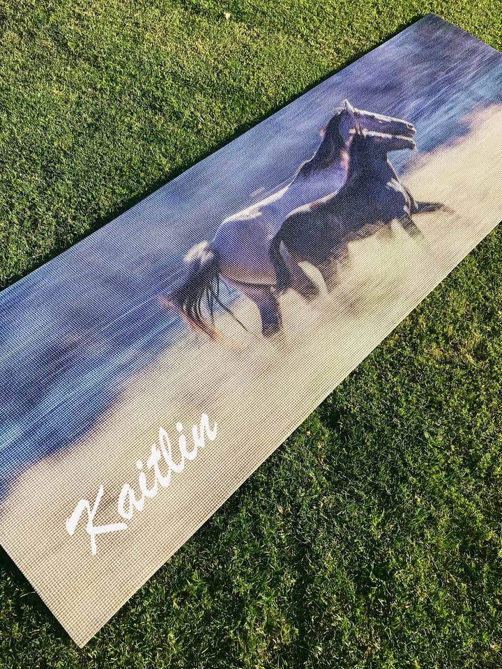 Tapis de yoga personnalisé avec chevaux sauvages | Excellent cadeau yoga | Pilates & exercice | Haut de gamme - dos noir pour la vente par Yoga Photo Mats