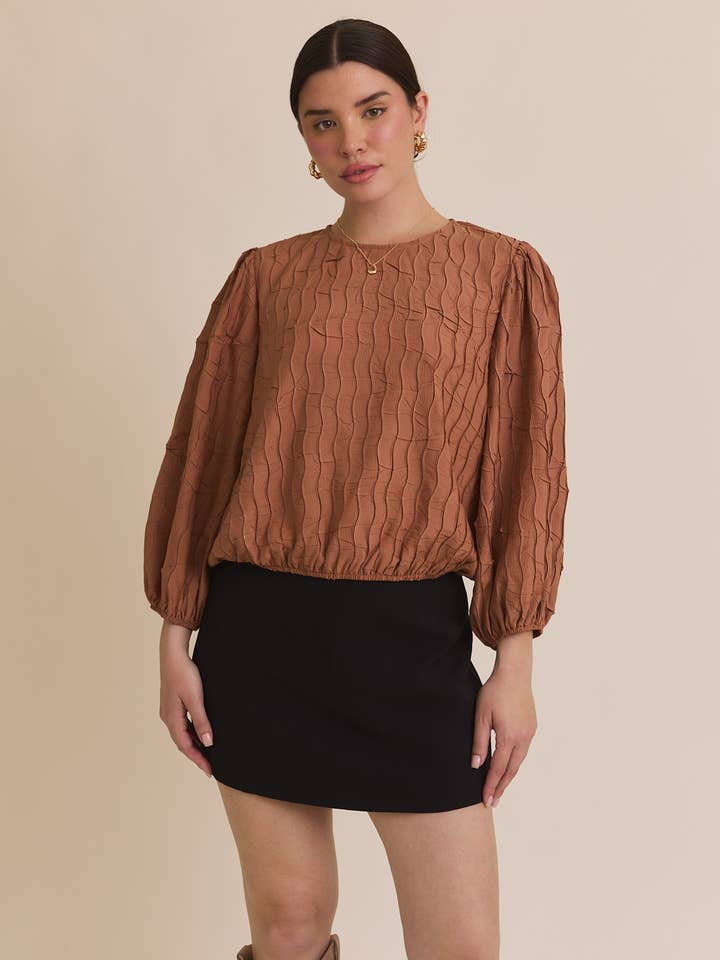 BLOUSE TEXTURÉE À MANCHES 3/4 ET COL ROND pour la vente par GILLI