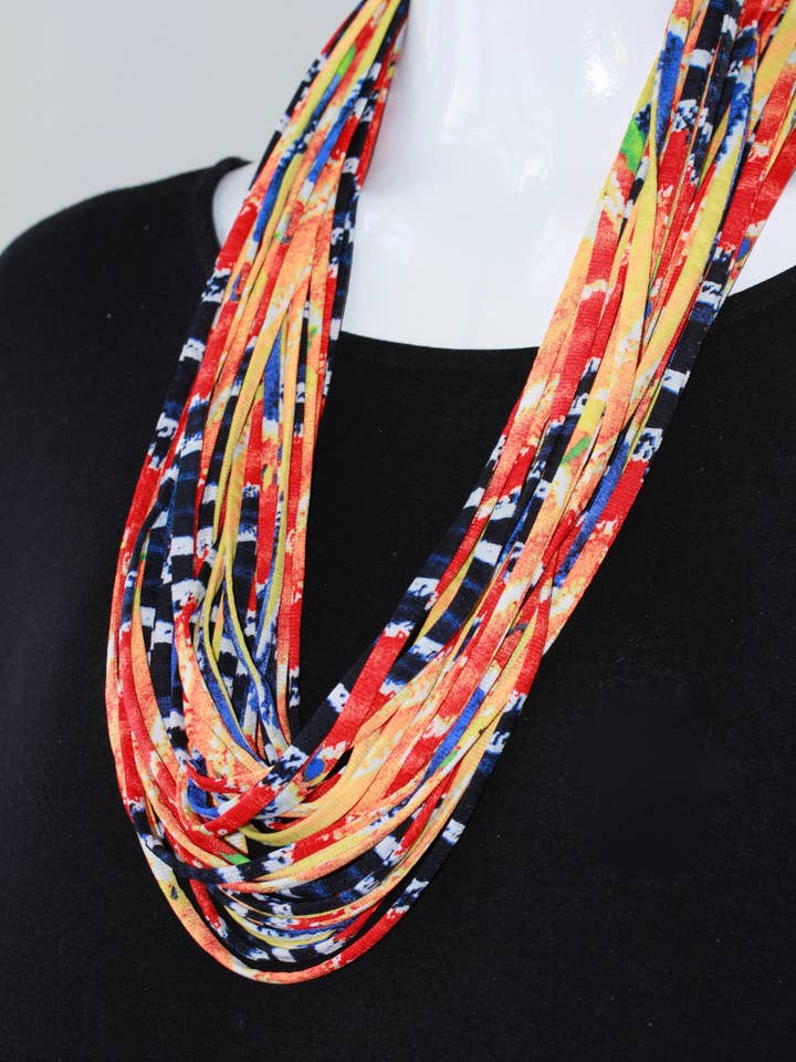 ÉCHARPE OU COLLIER INFINITY en VERT/ROUGE MULTICOLORE 'FIJI' pour la vente par Necknots