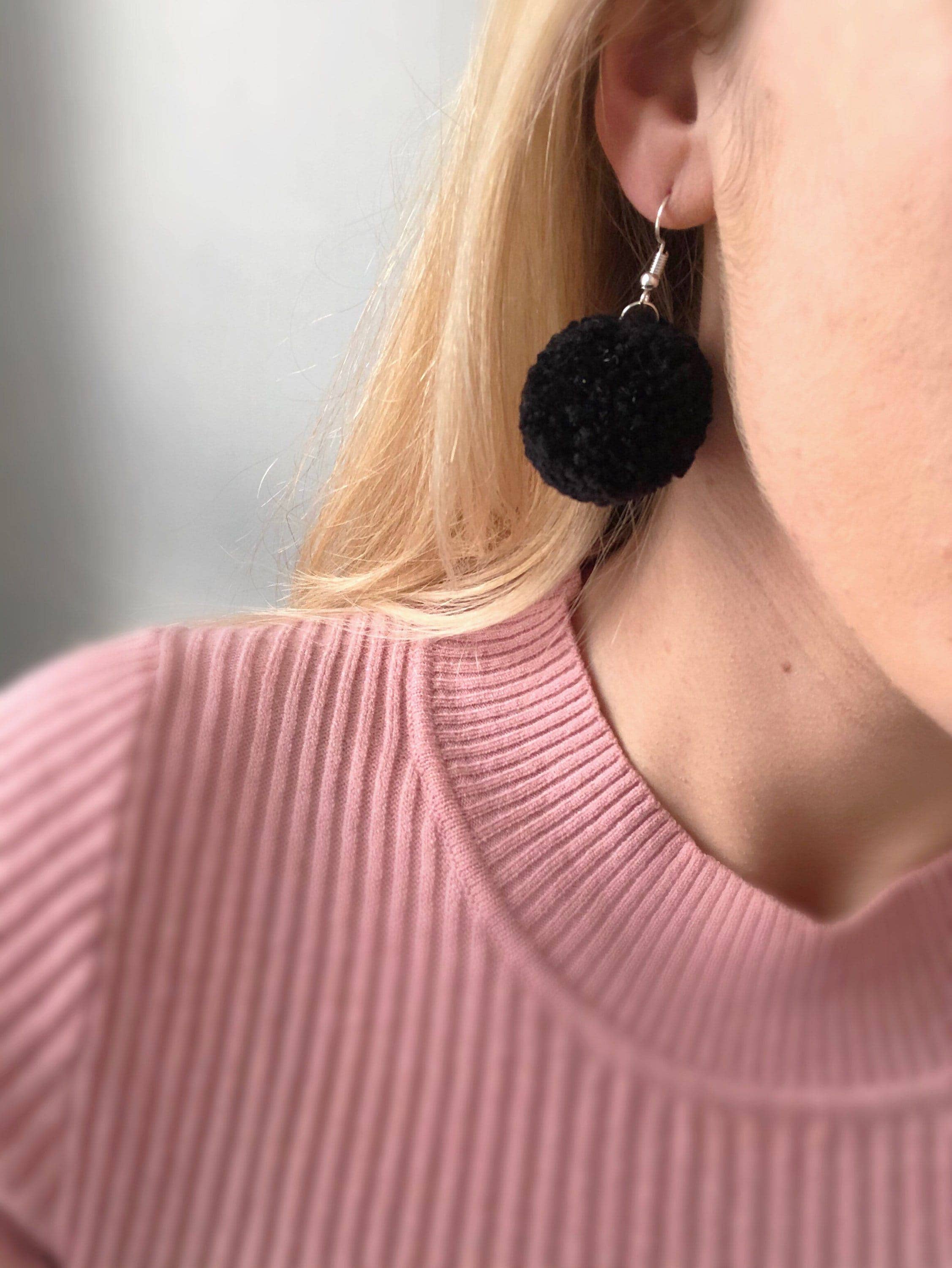 Knit&Knot Designs – wholesale Dangle earrings – Small Pom Pom Earring1