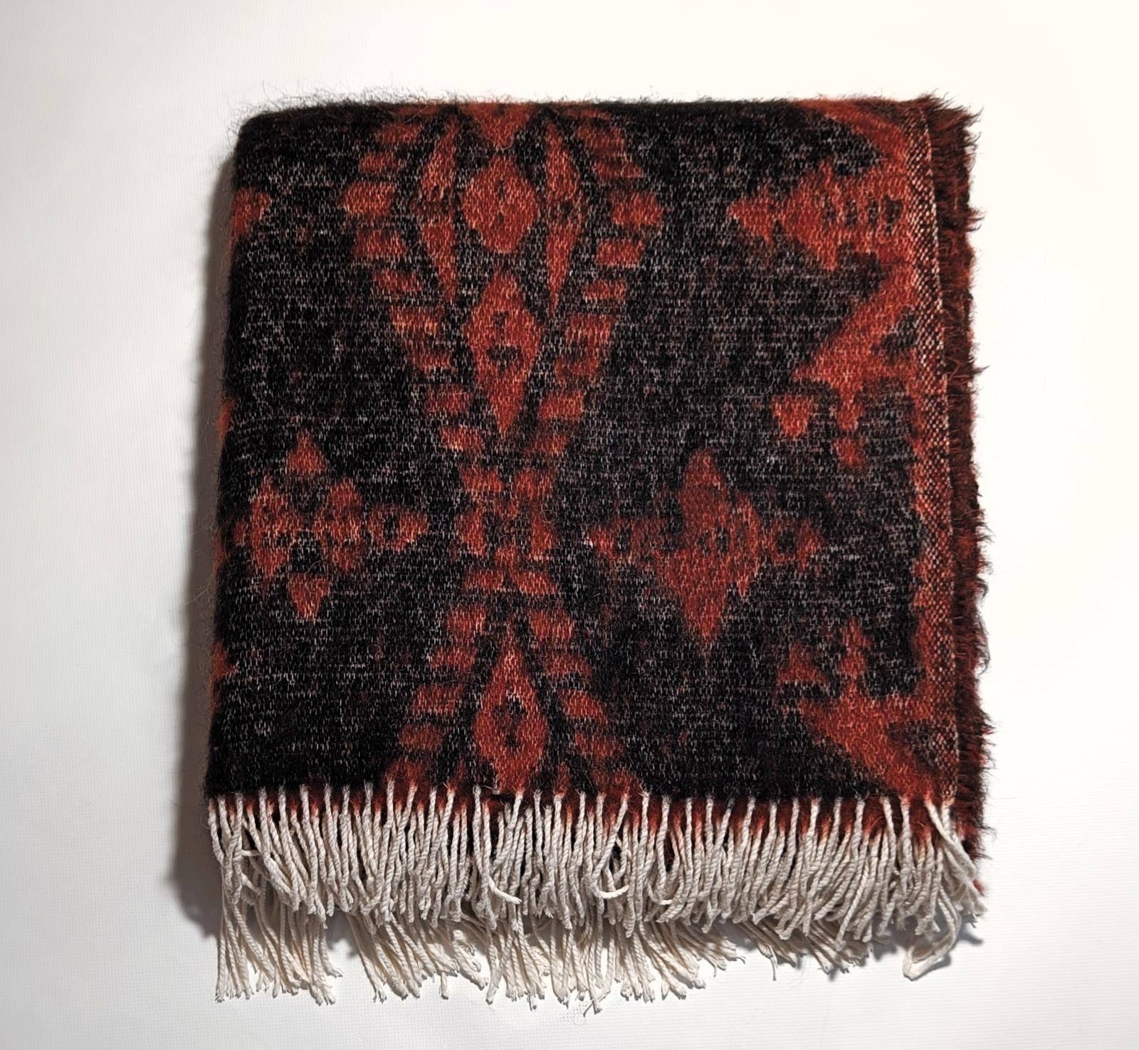 Beat Collection by Lanificio Idealtex Srl – Engroshandel Tæppe – Tribal uld- og alpaka-plaid med etnisk jacquardmønster23