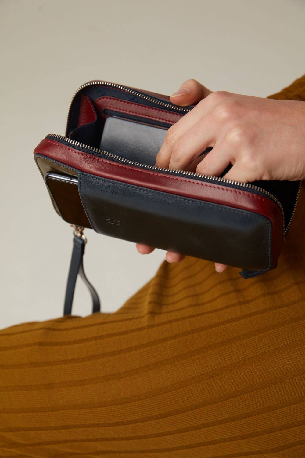 HELMBROOK London - Wholesale Crossbody Bag - Men's - Carlyle Handcrafted Leather Handbag22