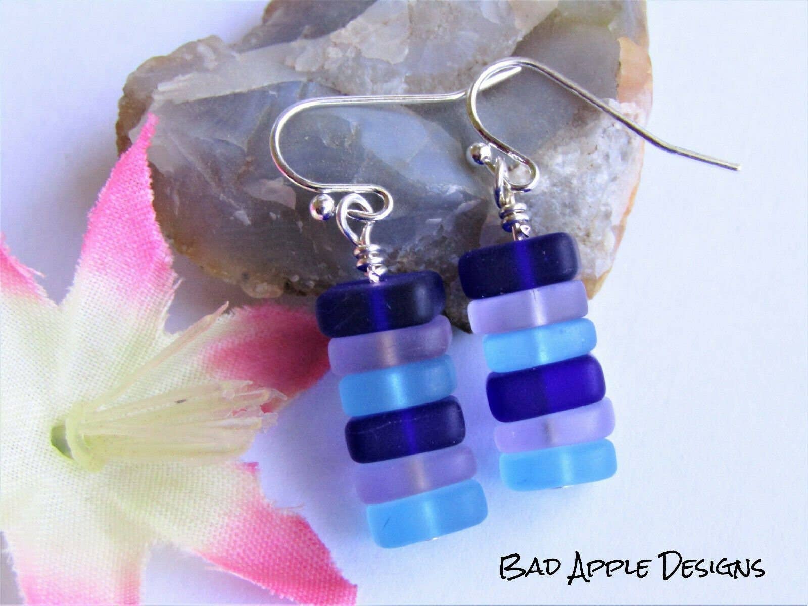 Bad Apple Designs - Wholesale Hangende/ronde oorbellen - Gestapelde blauwe en paarse zeeglas kiezeloorbellen, cadeau voor haar, oceaanliefhebbers, strandjuwelen, boho, minimalistische druppels