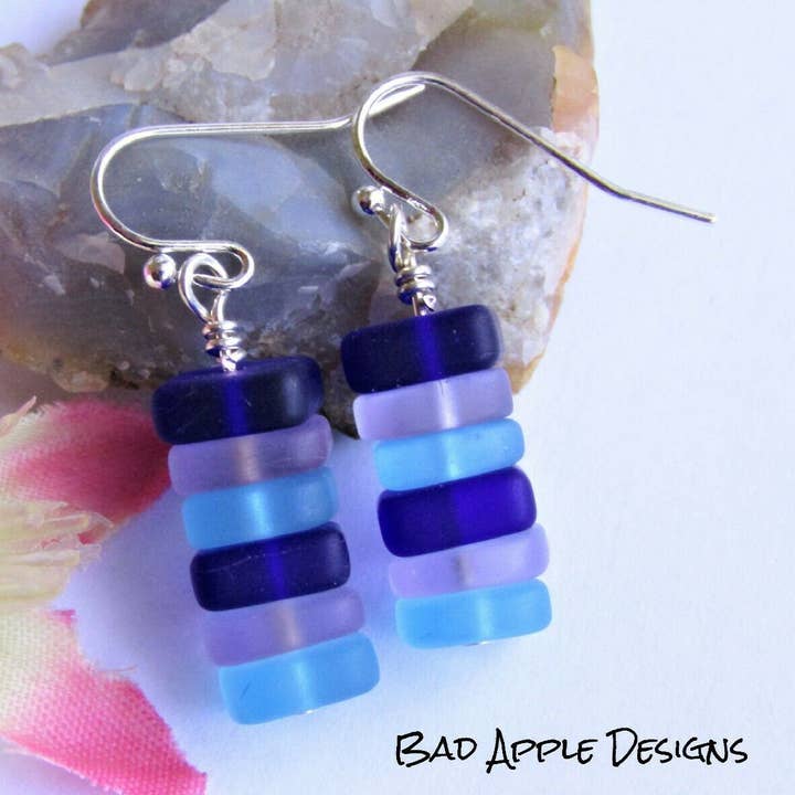 Bad Apple Designs - Wholesale Hangende/ronde oorbellen - Gestapelde blauwe en paarse zeeglas kiezeloorbellen, cadeau voor haar, oceaanliefhebbers, strandjuwelen, boho, minimalistische druppels0