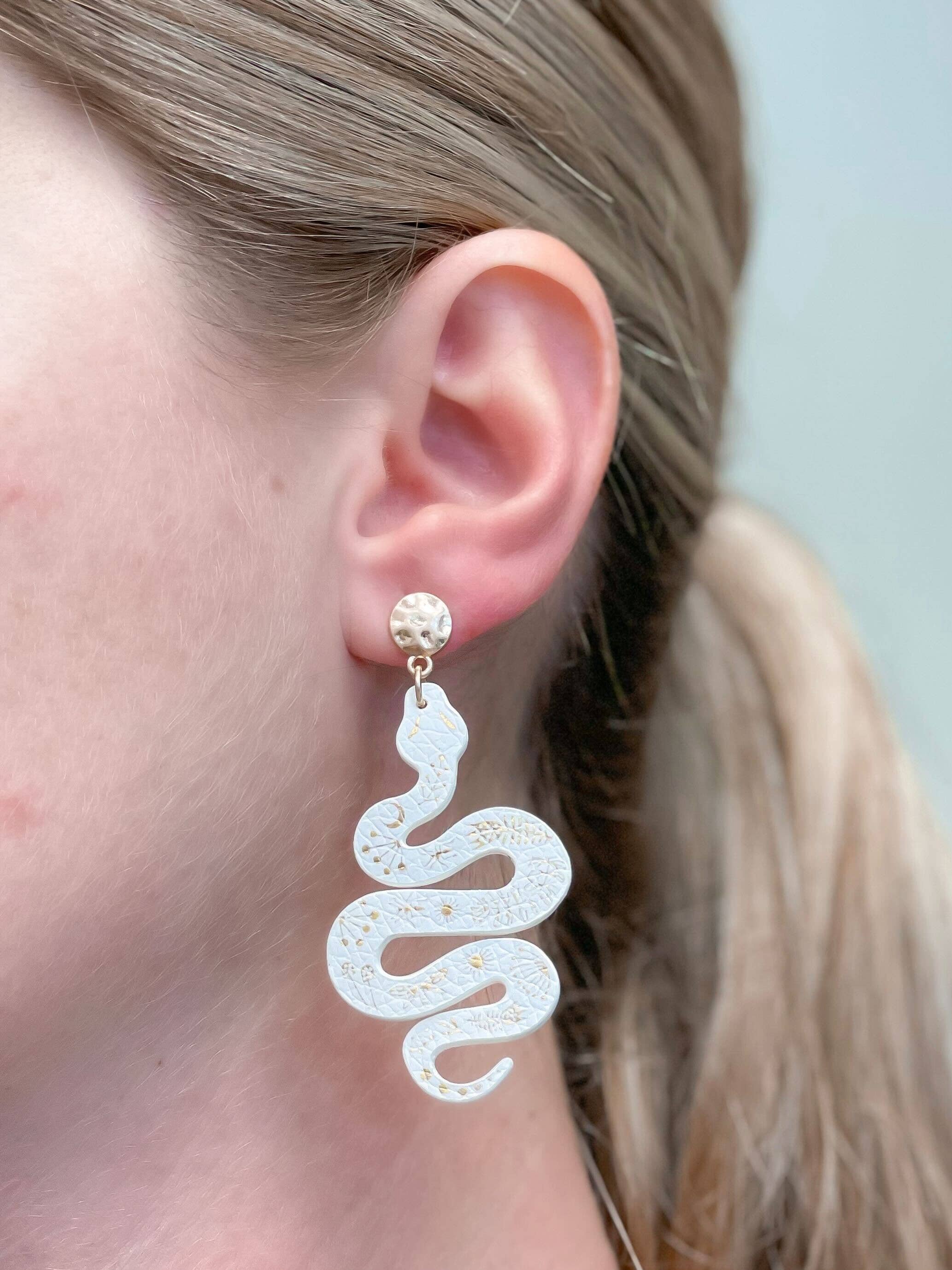Prep Obsessed Wholesale – Engroshandel Hængeøreringe og creoløreringe – Guld & Læder Snake Drop Dingle Øreringe2