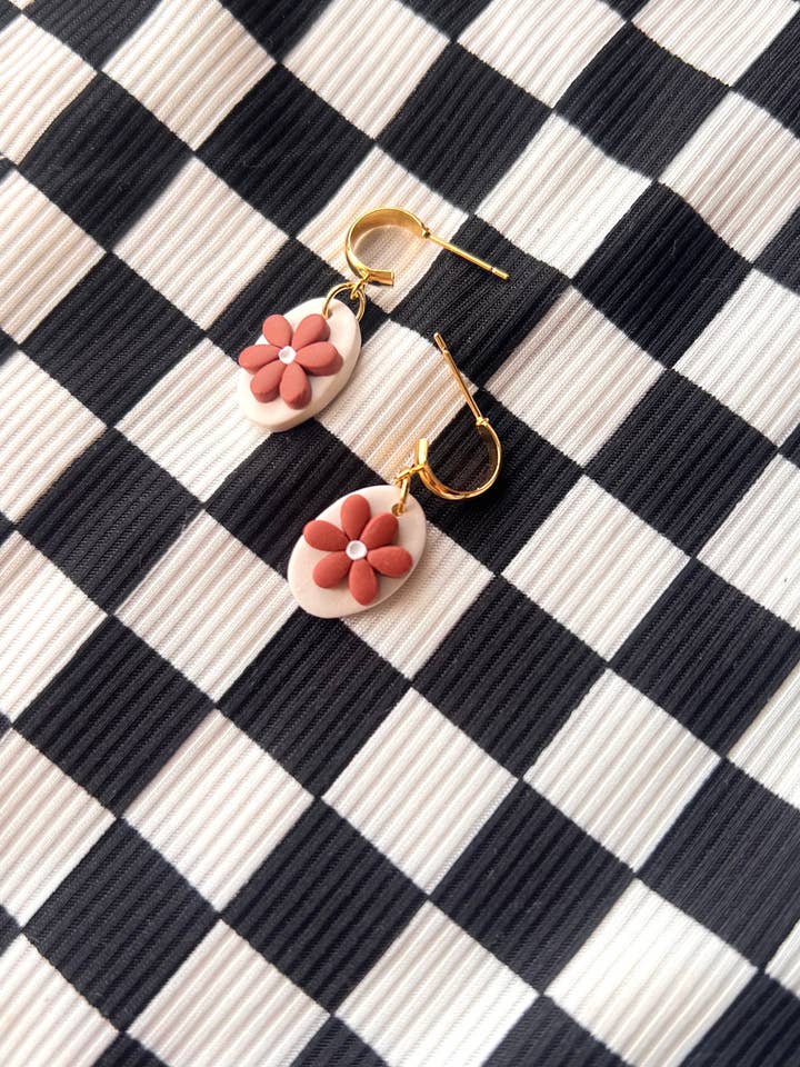 Mini Flower Ovala Örhängen - Grädde för wholesale av Desert and Stone Jewelry