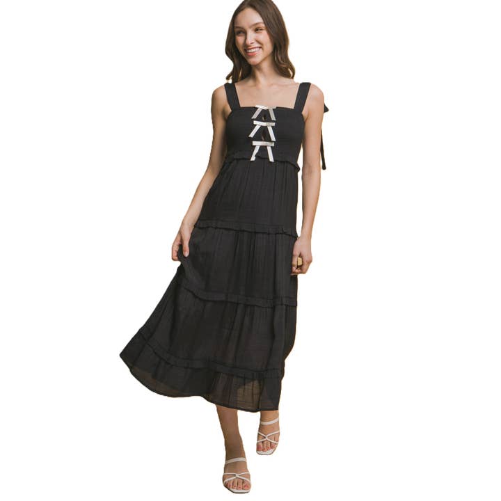 Romantisk kjole med sløjfestropper og lag i mellemlængde for engroshandel hos Apolline