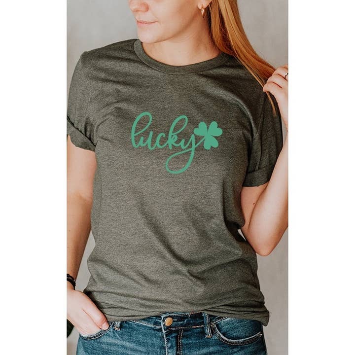 T-shirt con grafica Lucky with Shamrock per il giorno di San Patrizio per la vendita all'ingrosso da parte di Select Apparel