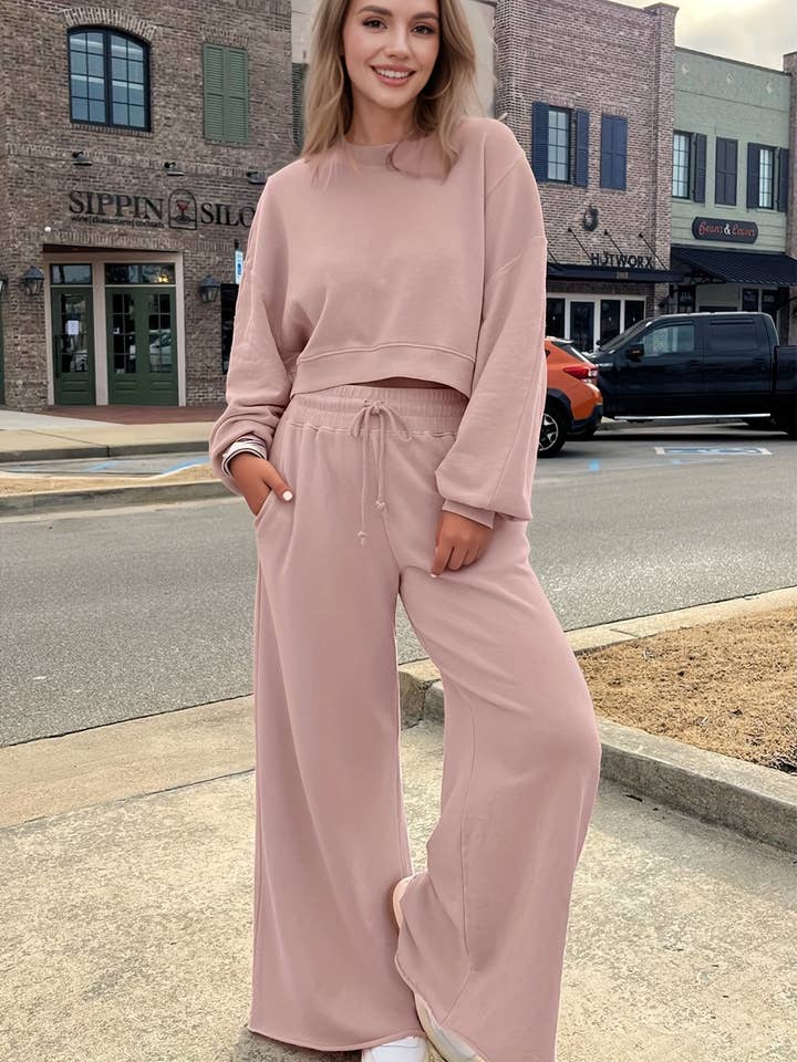 Ensemble avec pull court à manches bouffantes et cordon de serrage, pantalon à jambes larges pour la vente par PartyEight