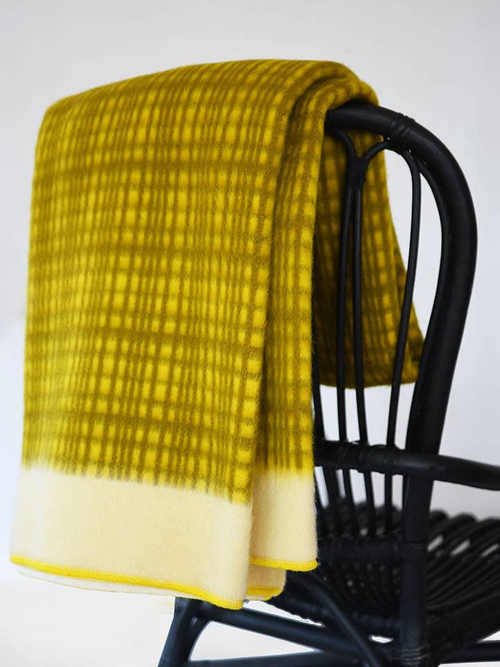 Plaid Darling lambswool giallo per la vendita all'ingrosso da parte di Sofie Sjöström Design