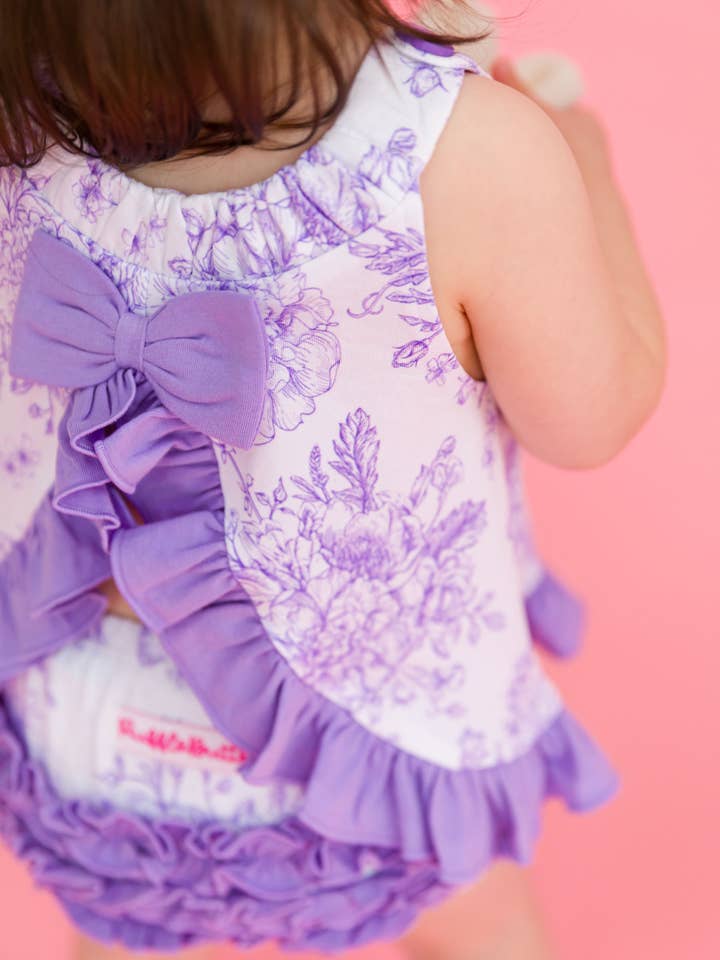 Bebisflickor Wisteria Lila Fjärilsträdgård Toile Stickad Svängtopp & Bloomer-set för wholesale av RuffleButts + RuggedButts