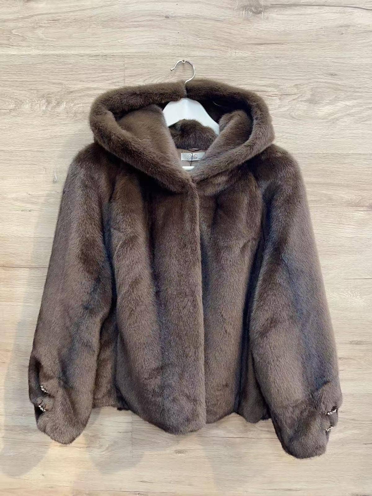 SWEET MAGIC MODA Y COMPLEMENTOS – wholesale Päls/fuskpäls - Dam – SYNTETISK PÄLSKAPPA MED HUVA OCH INNERFODER0