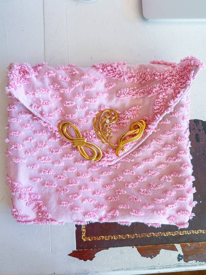 Cartera de Mano Adornada con Broche de Tela Chenille Reutilizada para venta al por mayor de Jo Noelle