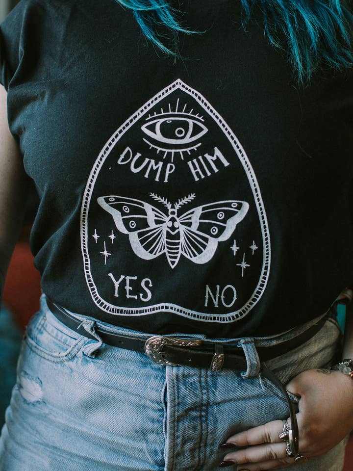 Dump Hin Camiseta para venta al por mayor de Midnight Raven Studios