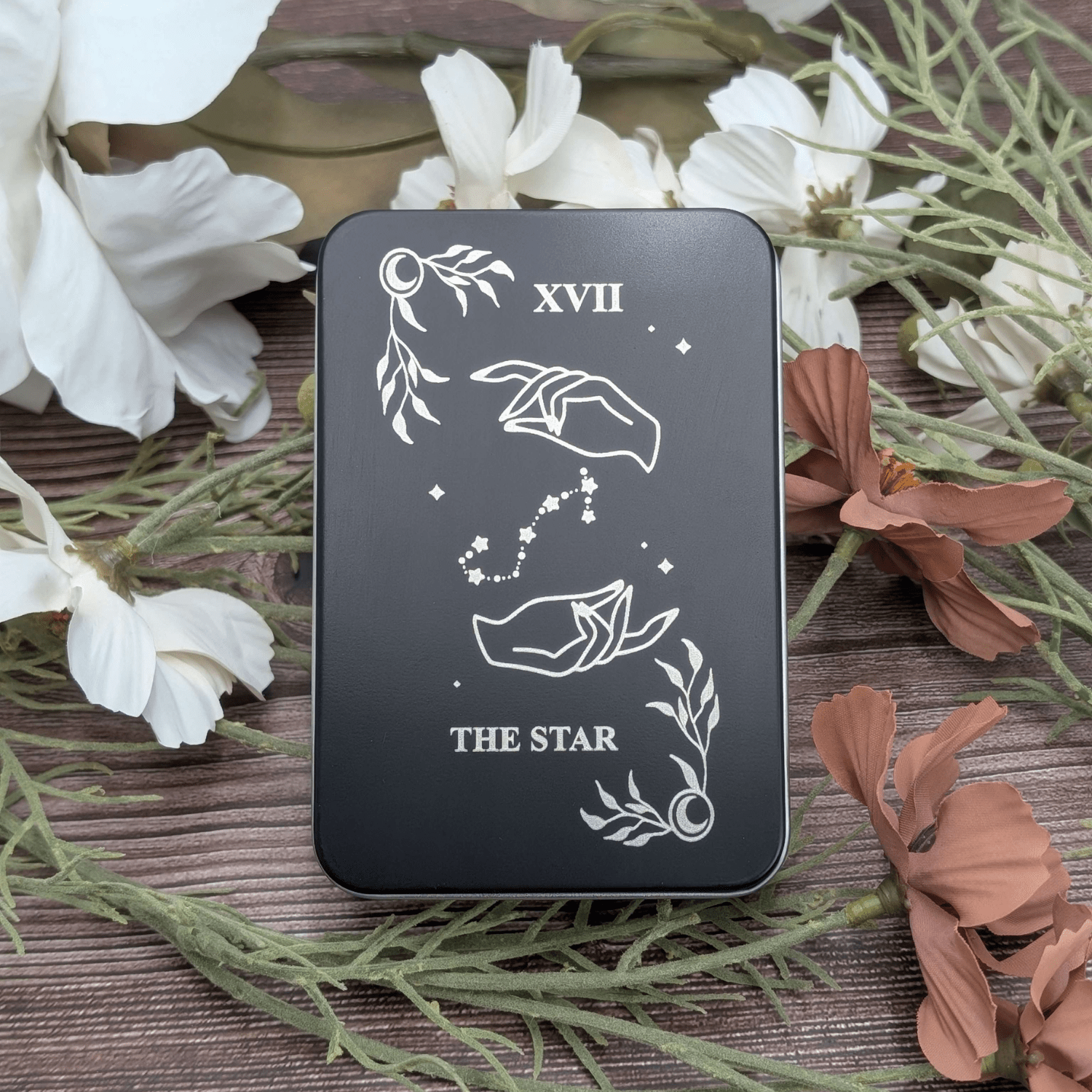 EBONWOOD - Vendita all'ingrosso Dadi - Scatola di Latta per Dadi Ispirata ai Tarocchi – Scegli tra 8 Design Incisi6