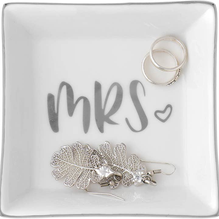 Ella Celebration – Großhandel Schmuckschalen – Ringschale „Mrs.“ aus Keramik, quadratisch, silberfarben1