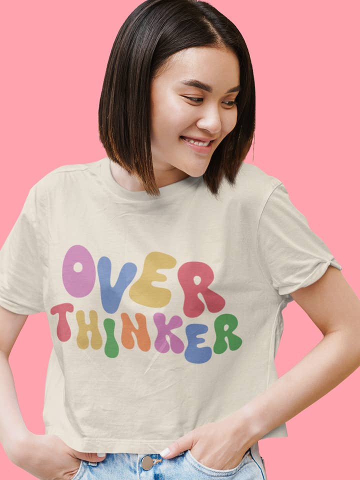 Tee Boxy Crop Gráfico “Overthinker” por atacado de NG Creative