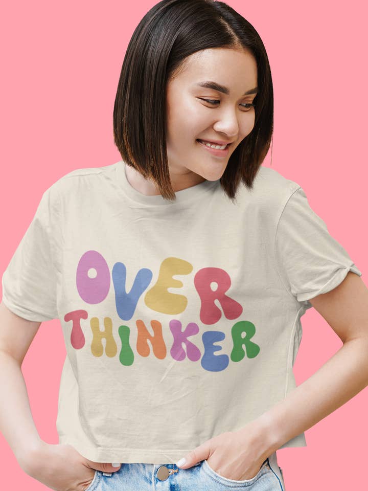 T-shirt imprimé « Overthinker » Boxy Crop pour la vente par NG Creative