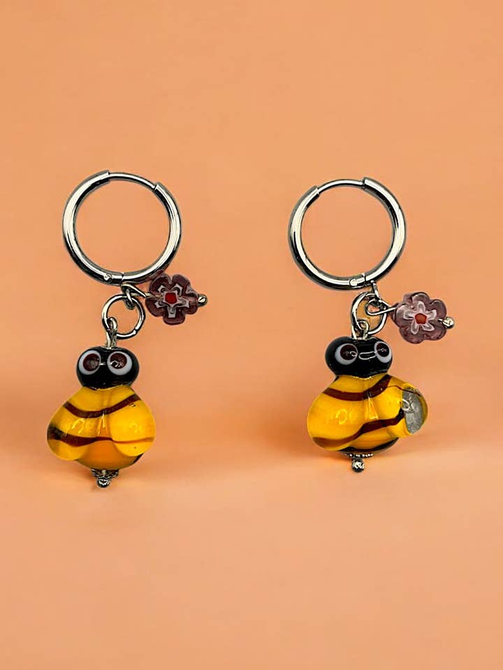 Boucles d'oreilles abeille, bijoux faits main en verre de Murano, boucles d'oreilles en verre pour la vente par Glamuran Berlin