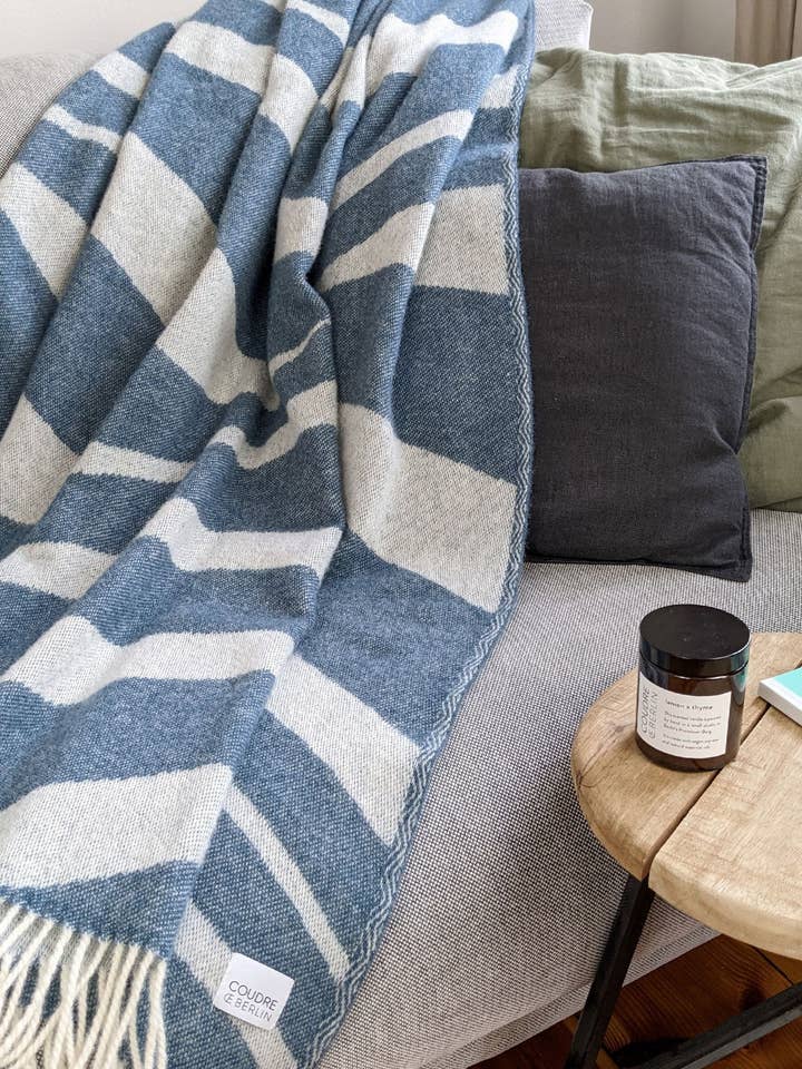 Coperta di lana / coperta morbida blu lago intenso per la vendita all'ingrosso da parte di Coudre Berlin