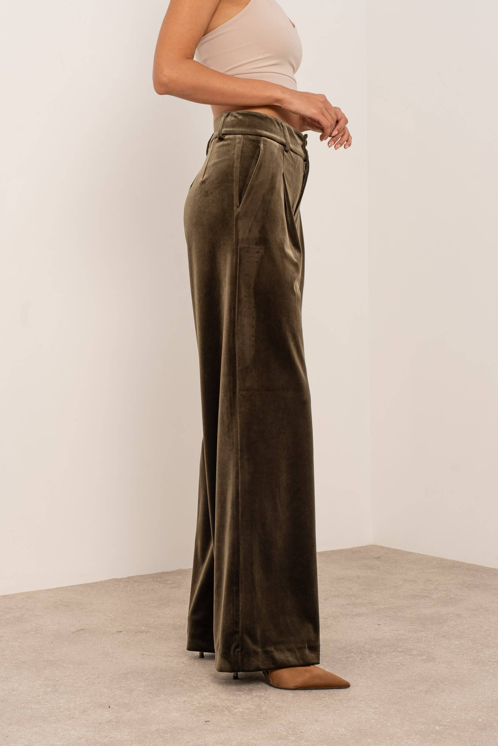 Attentif Paris - Wholesale Pants - Women's - Wide velvet and fluid pants with double button10