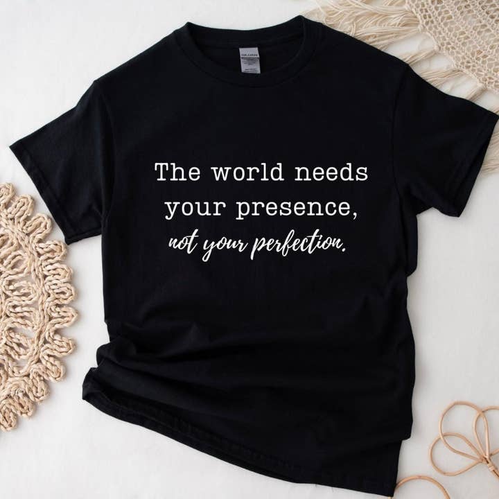 ADULTO - Camiseta Presencia No Perfección para venta al por mayor de Say Hello Threads