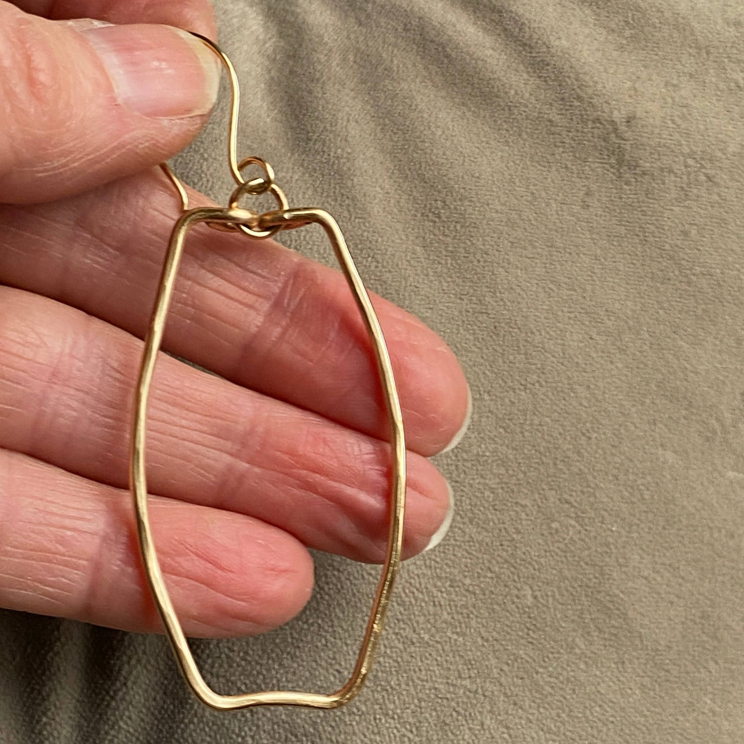 Marble Designs Jewelry - Vente Boucles d'oreilles pendantes - Créoles dorées martelées en forme de goutte rectangulaire3