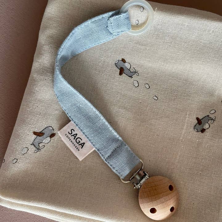 Saga Copenhagen – Großhandel Schnuller-Clip – Baby – Schnullerclip Dream Blue aus Bio-Baumwolle mit Silikonring1