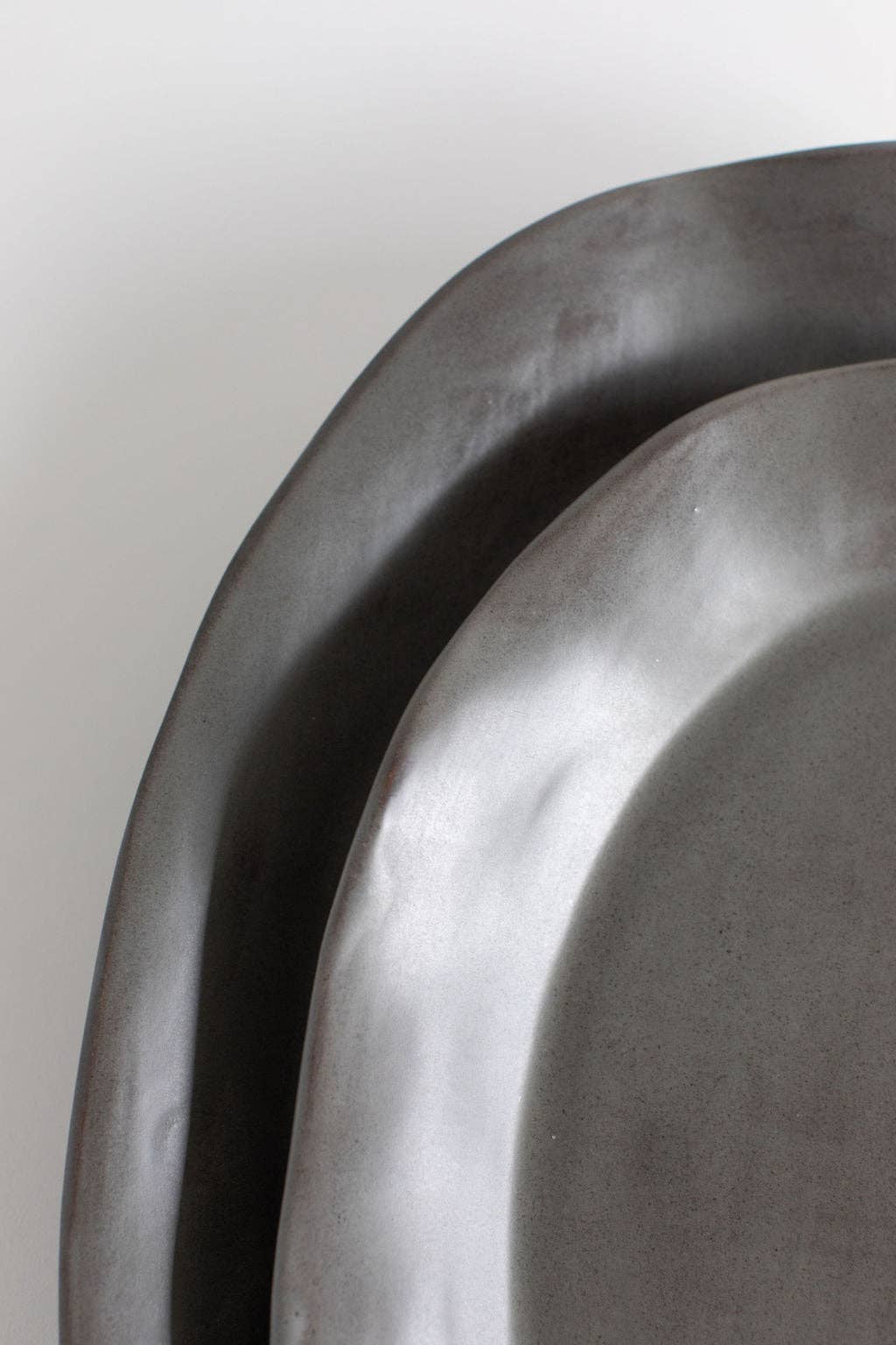 Tagliaferro Ceramics – Großhandel Servierplatten – Moderne Servierplatte in Anthrazit3