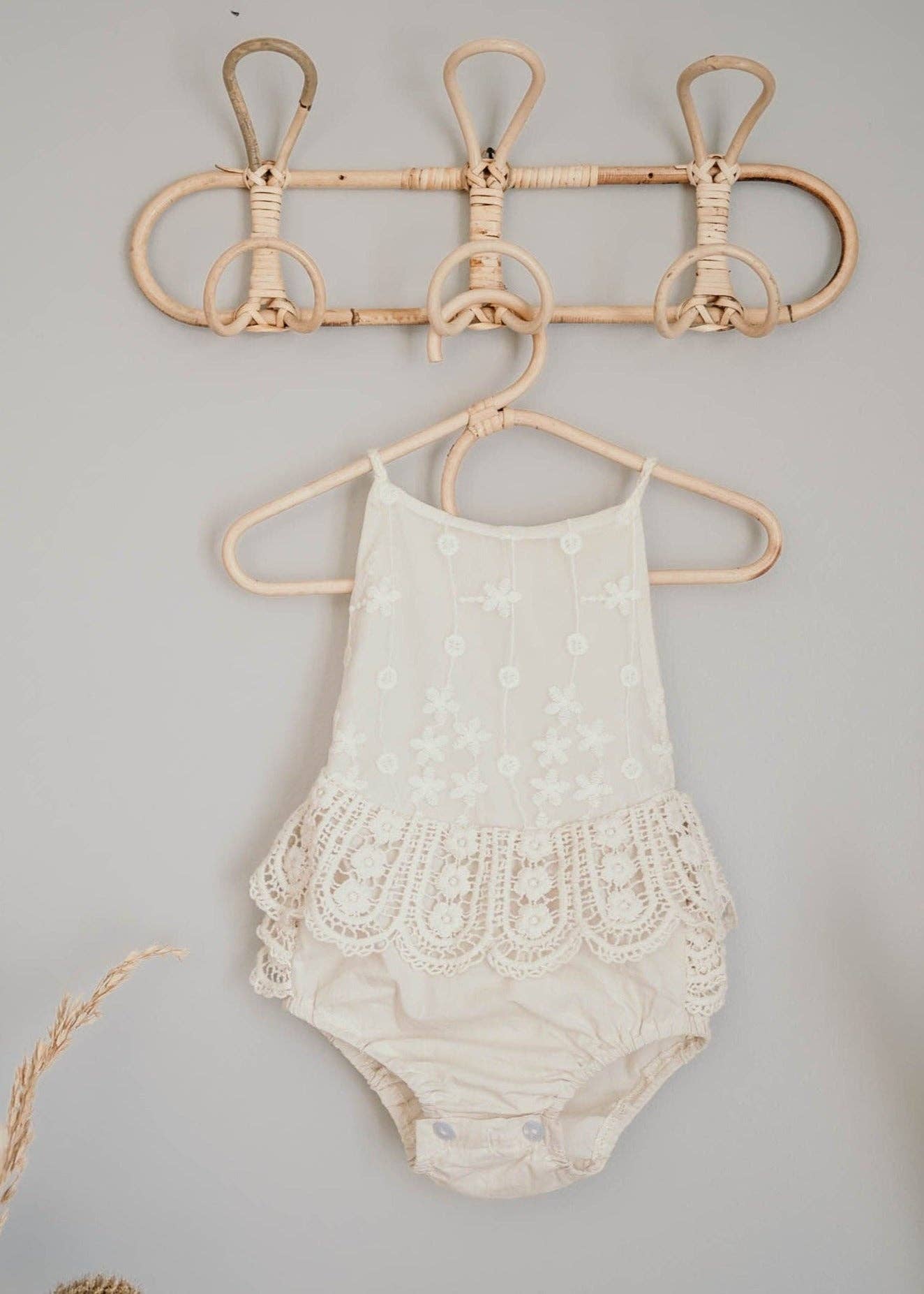 Laney + Sy – Bodysuit - Bebé por atacado – Macaquinho Boho Mila em Crochê2