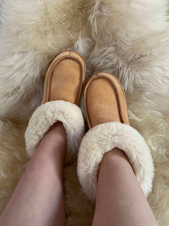 East Perry - Wholesale Slippers - Women's - SHEEPSKIN SLIPPERS WHITE FUR WITH SOLE
