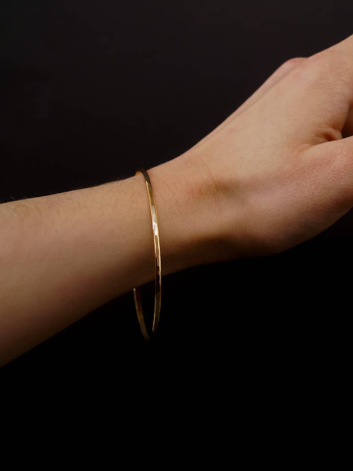 Bracelet jonc, plaqué or 14 carats pour la vente par Hannah Naomi