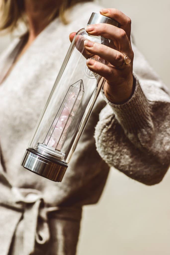 Mindful Living Co. - Venta al por mayor Botellas de agua - Botella de agua de vidrio con infusión de piedras preciosas de cristal – Cuarzo rosa0