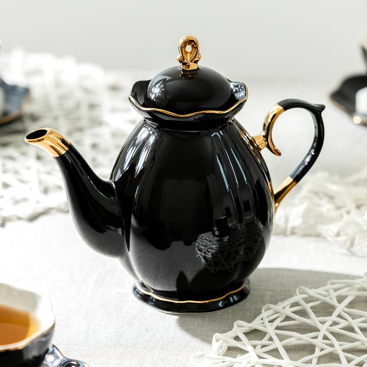 Théière en porcelaine fine noire et dorée en forme de pétoncle de 40 oz pour la vente par Grace Teaware